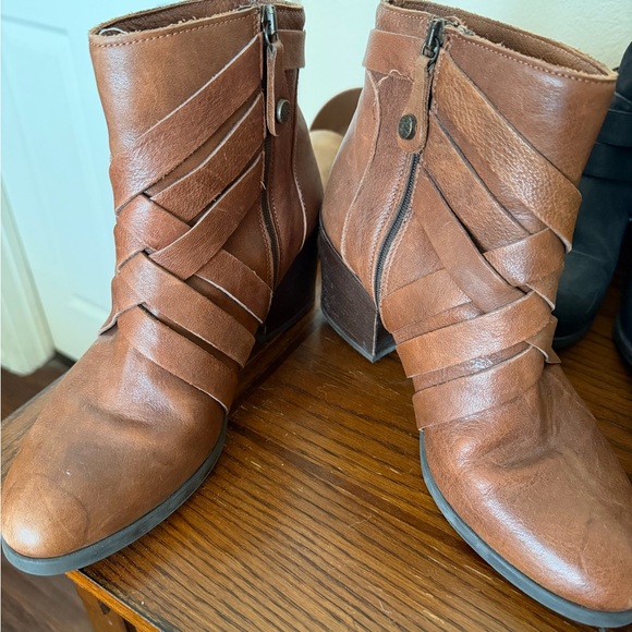 Women's Tan Wrapped-Strap Ankle Booties - Picture 3 of 3